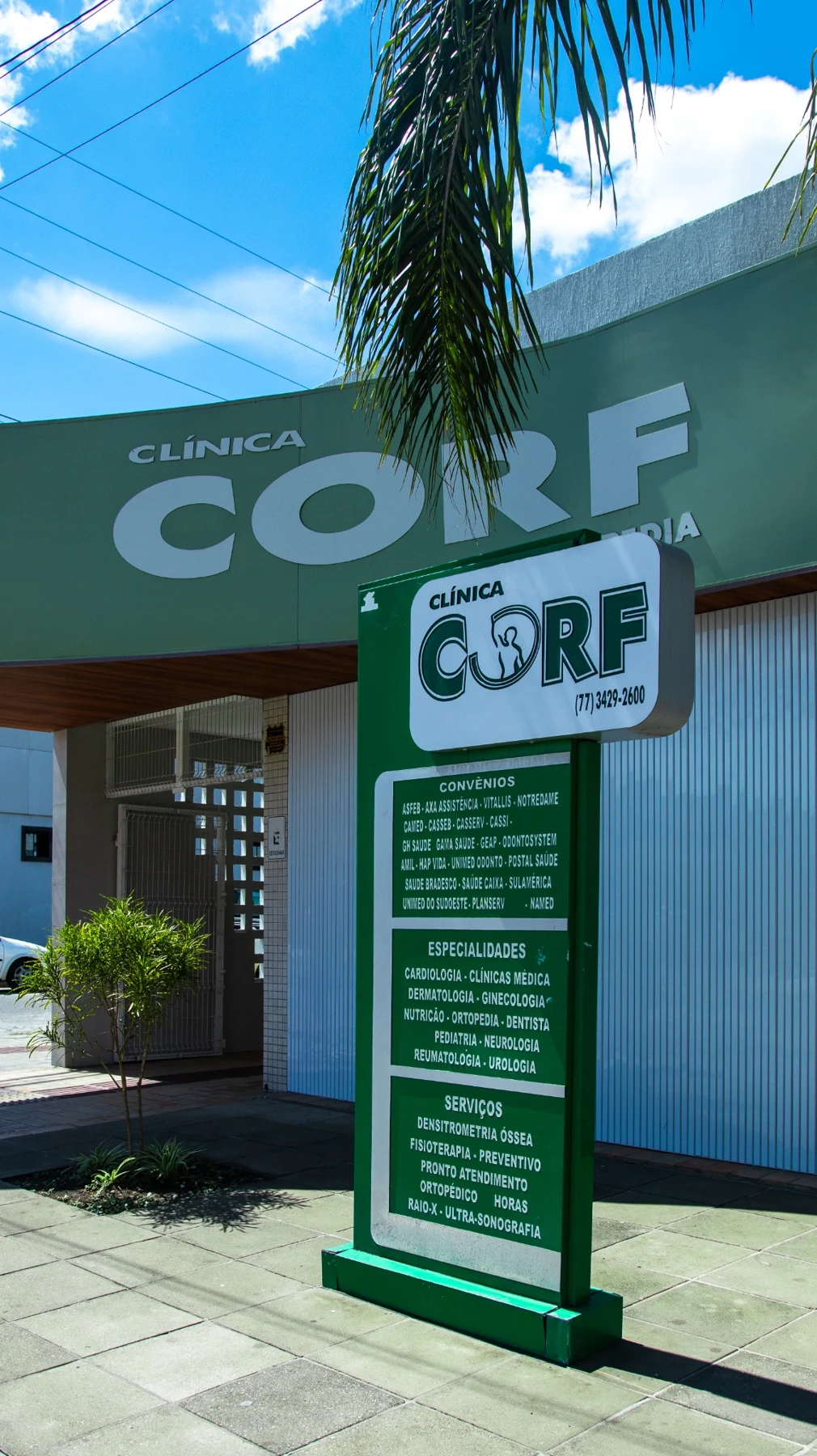 Fachada da Clínica CORF com a marca e o painel verde de especialidades e serviços